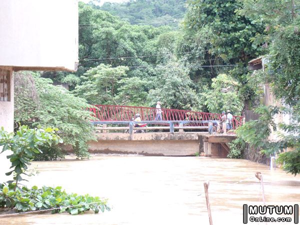 24/12/2013: às 12:20 aqui na cidade, a água já encostando na ponte.