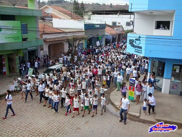 17/07/2013: Escolas Municipais da cidade de Mutum promovem passeata pela paz.